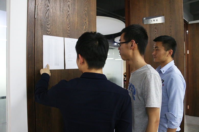 同學(xué)們課間查看自己的測試成績及排名