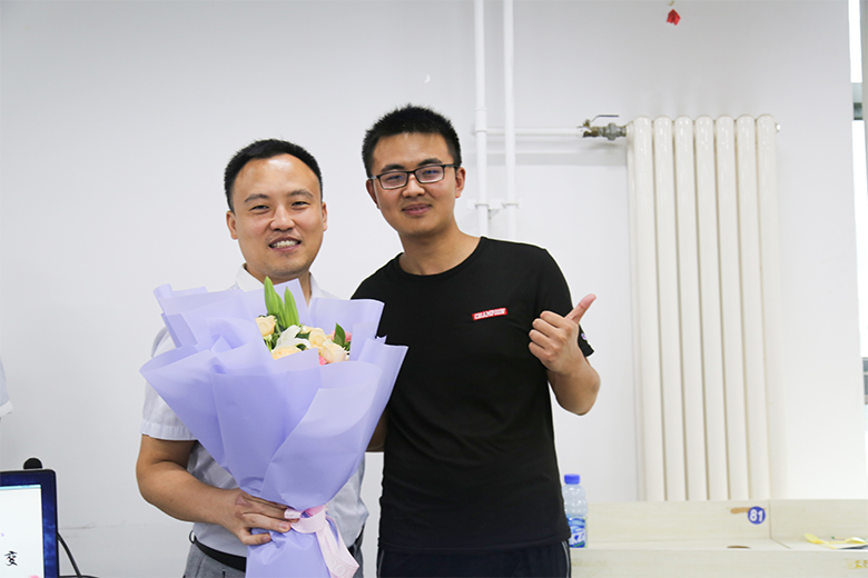 學員代表為杜老師送花