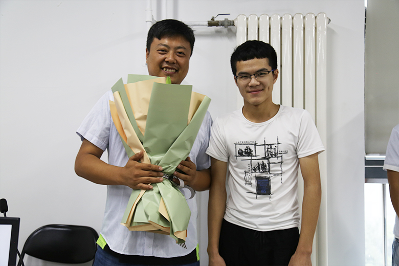 學員代表為秦老師送花