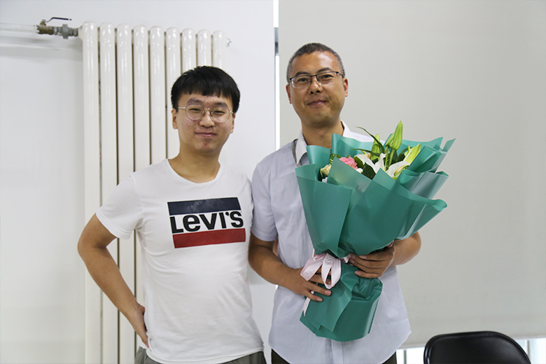 學員代表為王老師送花
