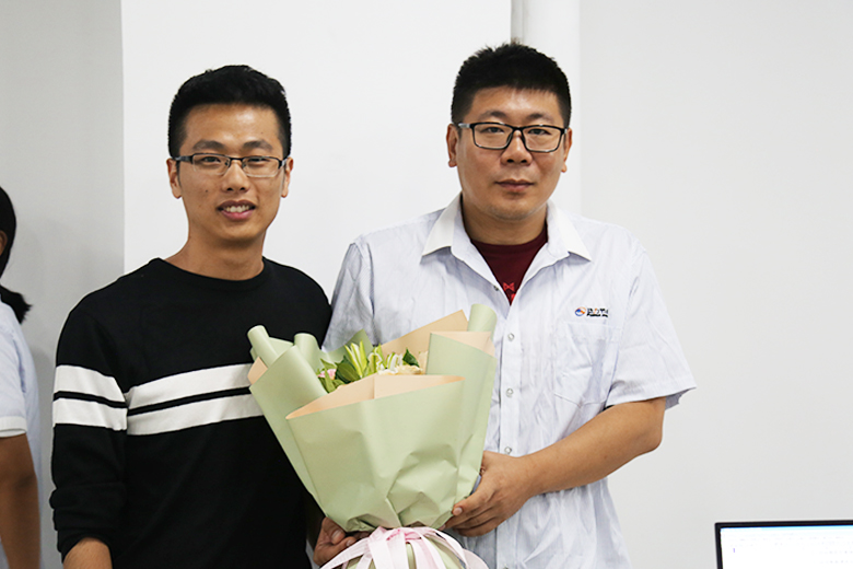 學員代表為楊老師送花