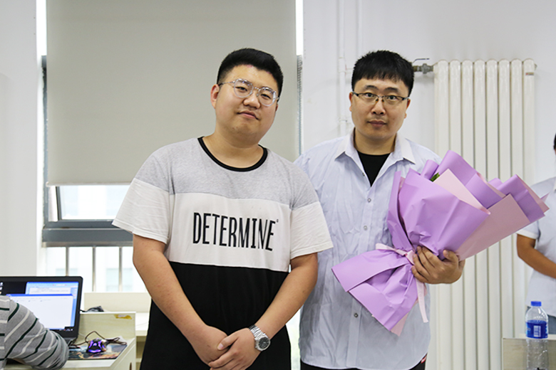 學員代表為閻老師送花