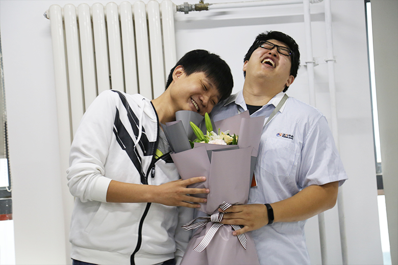學員代表為郭老師送花